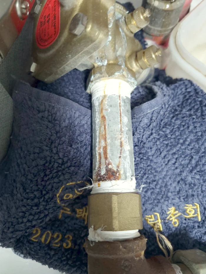 군포 난방배관 스트레이너 부속에 녹물 자국이 남은 누수 점검 현장